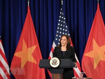 Phó tổng thống Mỹ Kamala D. Harris thông tin về chuyến thăm Việt Nam tại cuộc họp báo. Ảnh: TTXVN