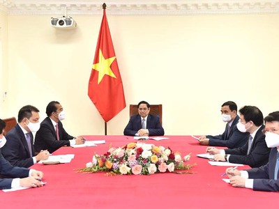 Thủ tướng Chính phủ Phạm Minh Chính điện đàm trực tuyến với Thủ tướng Bỉ Alexander De Croo tối 25/8 (Ảnh: BNG)