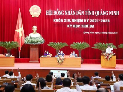 Các đại biểu HĐND tỉnh Quảng Ninh biểu quyết thông qua các Nghị quyết tại Kỳ họp thứ 3.