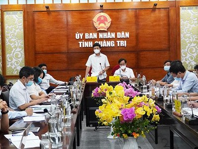 Lãnh đạo UBND tỉnh Quảng Trị và lãnh đạo các sở ngành xem xét các nội dung quy hoạch tại cuộc họp.