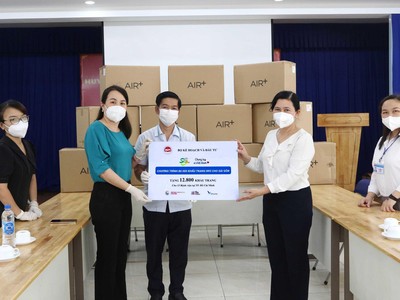 Bà Nguyễn Thị Toại,Trưởng đại diện Văn phòng phía Nam Bộ Kế hoạch và Đầu tư tại TP.HCM và ông Đào Minh Chánh, Phó giám đốc Sở Kế hoạch và Đầu Tư TP.HCM trao số khẩu trang cho bà Nguyễn Thị Huỳnh Mai ( cầm bảng, phải) Chánh Văn phòng Sở Y tế TP.HCM. Ảnh: Lê Toàn