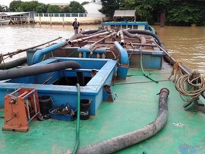 Một sà lan khai thác cát trái phép trên sông Cổ Chiên, tỉnh Vĩnh Long. Ảnh: Thanh Lâm