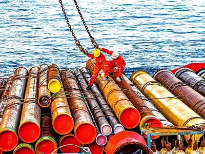 Người lao động dầu khí làm việc trên công trình biển.