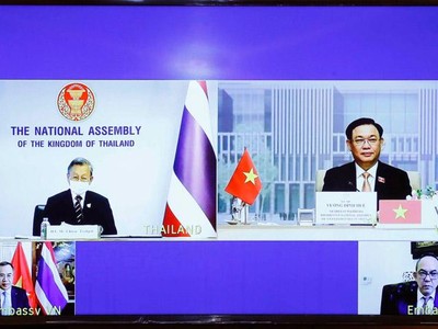 Chủ tịch Quốc hội Vương Đình Huệ hội đàm trực tuyến với Chủ tịch Quốc hội Thái Lan Chuan Leekpai.