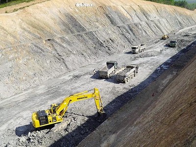 Thi công Dự án cao tốc Bắc - Nam đoạn Cam Lộ - La Sơn. Ảnh: A.M