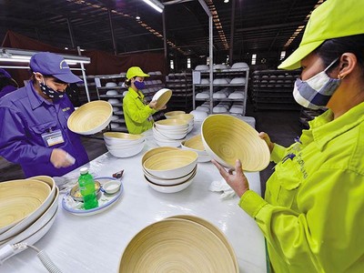 Sản xuất hàng thủ công mỹ nghệ tại Công ty cổ phần Ngọc Sơn (Hà Nam). Ảnh: Đức Thanh