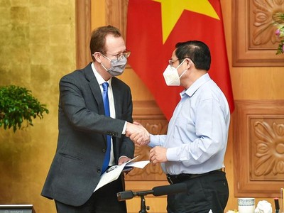 Thủ tướng Phạm Minh Chính tiếp ông Christopher Klein, Đại biện Đại sứ quán Hoa Kỳ. (Ảnh: BNG)