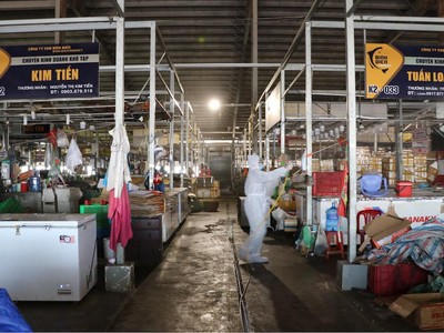 Lực lượng chức năng phun khử khuẩn toàn bộ các nhà lồng chợ đầu mối Bình Điền (Ảnh: Ban quản lý Chợ).