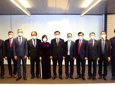 Chủ tịch Quốc hội Vương Đình Huệ gặp 6 Đại sứ Việt Nam tại các nước khu vực châu Âu (Ảnh- TTXVN).