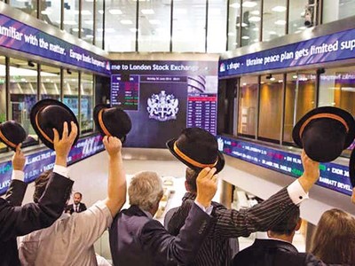 Nhà đầu tư tại Sở Giao dịch chứng khoán London. Ảnh: rob stothard/getty images