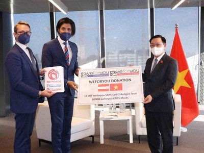 Chủ tịch Quốc hội Vương Đình Huệ tiếp nhận sự ủng hộ của doanh nghiệp Áo.