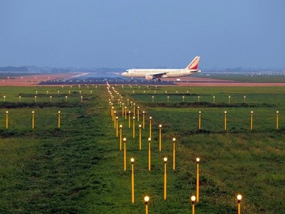 Hệ thống đèn tín hiệu hiện hữu phục vụ cất hạ cánh sân bay Nội Bài được cung cấp bởi ADB-Safegate.