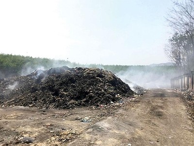 Một số bãi rác ở tỉnh Kon Tum không được xử lý, mà đốt “lộ thiên” . Ảnh: K.N