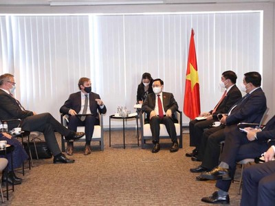 Chủ tịch Quốc hội Vương Đình Huệ tiếp đại diện Công ty Infra Asia Investment (Ảnh - TTXVN) 