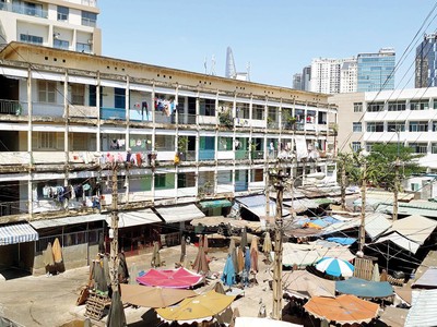 Chung cư Trúc Giang hiện đã xuống cấp trầm trọng. Ảnh: Việt Dũng 