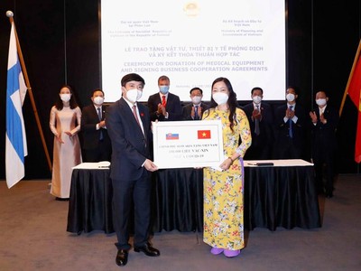 Tổng thư ký Quốc hội Bùi Văn Cường nhân 100.000 liều vaccine Astrazeneca Chính phủ Slovakia tặng Việt Nam (Ảnh - TTXVN) 