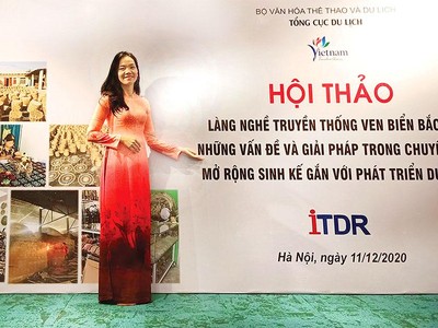 Doanh nhân Bùi Thị Nhàn tham dự một cuộc hội thảo về