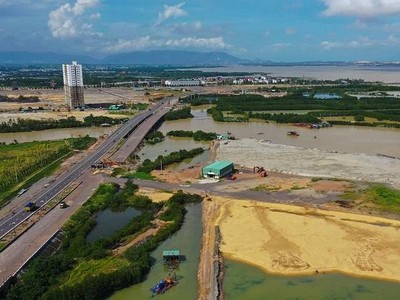 Tỉnh Bình Định cho rằng, việc khai thác hiệu quả quỹ đất dọc đường trục khu kinh tế nối dài, từng bước hình thành khu dân cư gắn liền với khu đô thị Cát Tiến, tạo nguồn thu cho ngân sách từ chuyển quyền sử dụng đất để góp phần xây dựng phát triển khu kinh tế Nhơn Hội.