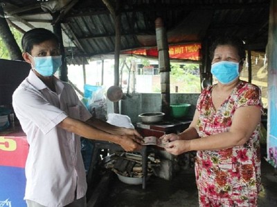 Đại diện UBND xã Vị Thắng, huyện Vị Thủy, tỉnh Hậu Giang đến tận nhà cấp tiền cho lao động tự do thuộc diện được hỗ trợ trên địa bàn. Nguồn: Báo Hậu Giang