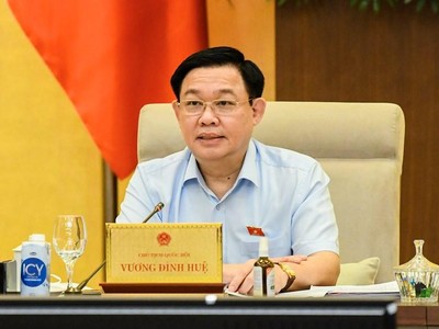 Chủ tịch Quốc hội Vương Đình Huệ phát biểu tại phiên họp.