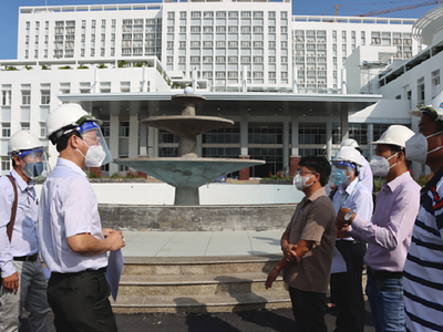 Ông Trần Trí Quang, Phó chủ tịch UBND tỉnh Đồng Tháp (thứ 2 từ trái qua) kiểm tra tiến độ Dự án Bệnh viện Đa khoa Đồng Tháp 700 giường. Ảnh: Cổng thông tin điện tử Đồng Tháp