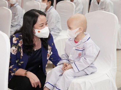 Phó Chủ tịch nước Võ Thị Ánh Xuân tặng quà Trung thu cho bệnh nhi