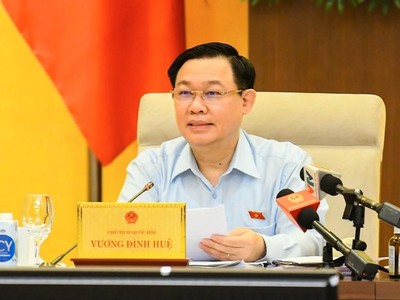 Chủ tịch Quốc hội Vương Đình Huệ phát biểu tại phiên họp.