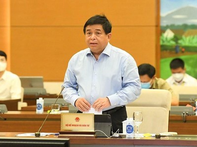 Bộ trưởng Bộ Kế hoạch và Đầu tư Nguyễn Chí Dũng trình bày báo cáo của Chính phủ.