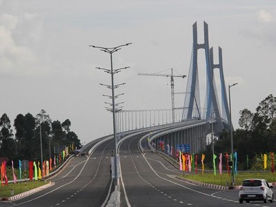 Cầu Vàm Cống trên tuyến Quốc lộ 80 nối liền đôi bờ sông Hậu giữa quận Thốt Nốt (TP. Cần Thơ) và huyện Lấp Vò (tỉnh Đồng Tháp). Ảnh: Nguyệt Ánh