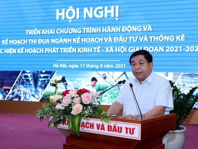 Bộ trưởng Bộ Kế hoạch và Đầu tư Nguyễn Chí Dũng phát động phong trào thi đua toàn ngành (Ảnh: Đức Trung)