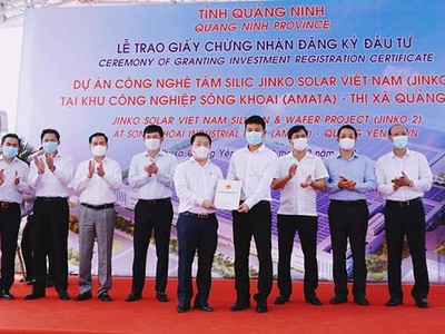 Lãnh đạo BQL Khu Kinh tế Quảng Ninh trao giấy chứng nhận đăng ký đầu tư cho đại diện Công ty TNHH Công nghệ Jinko Solar Việt Nam.