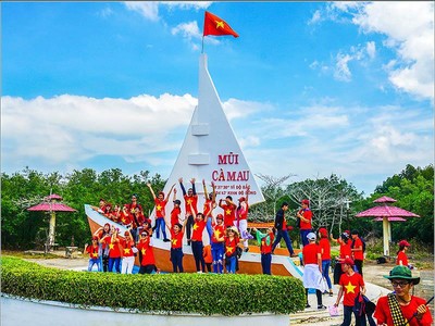 Du khách tham quan vùng Đất Mũi Cà Mau