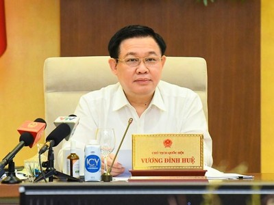 Chủ tịch Quốc hội Vương Đình Huệ phát biểu tại phiên họp.