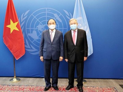 Chủ tịch nước Nguyễn Xuân Phúc gặp Tổng thư ký Liên hợp quốc Antonio Guterres. (Ảnh: TTXVN)