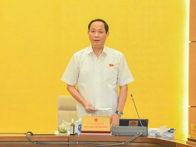 Phó chủ tịch Quốc hội Trần Quang Phương điều hành phiên thảo luận.