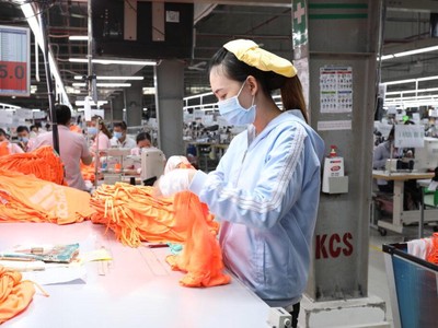 Người lao động làm việc trong nhà máy của Dệt may Thành Công (Ảnh: TCM)