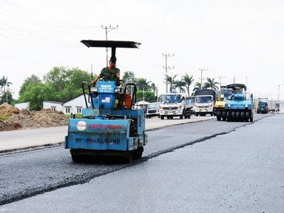 Trong điều kiện dịch bệnh Covid-19 vẫn còn diễn biến phức tạp, vừa đảm bảo an toàn phòng chống dịch, tỉnh Long An tập trung thi công đẩy nhanh tiến độ công trình nâng cấp, mở rộng Đường tỉnh 830.