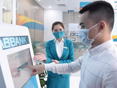 Khách hàng ở các lĩnh vực ưu tiên, sản xuất - kinh doanh bị thiệt hại nặng nề do dịch Covid-19 sẽ được ưu tiên giảm lãi vay. Ảnh: Dũng Minh