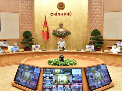 Cuộc họp nhằm đánh giá tình hình, diễn biến dịch bệnh trong 2 tuần qua, cho ý kiến về dự thảo kế hoạch thích ứng an toàn, linh hoạt, kiểm soát hiệu quả COVID-19 để phát triển kinh tế-xã hội. Ảnh: VGP/Nhật Bắc