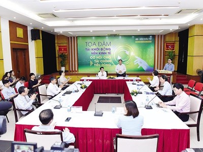 Báo Đầu tư được tin cậy bởi những thông tin nhanh, sát sườn với quyền lợi của người dân, doanh nghiệp và nhà đầu tư. Trong ảnh: Một cuộc tọa đàm về tài chính tiêu dùng do Báo Đầu tư tổ chức