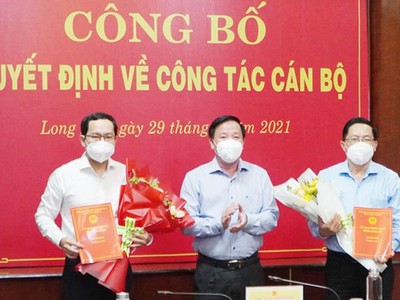 Chủ tịch UBND tỉnh Long An Nguyễn Văn Út trao quyết định cho ông Nguyễn Tấn Quí (bên trái) và ông Nguyễn Văn Trang (bên phải). Nguồn: longan.gov.vn