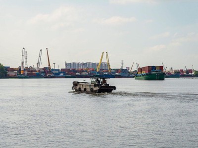 Vận chuyển hàng hoá trên sông Sài Gòn (Ảnh: Nhân Trần).