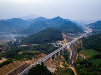 Một đoạn tuyến Hòa Lạc - Hòa Bình 2 làn xe hiện hữu.