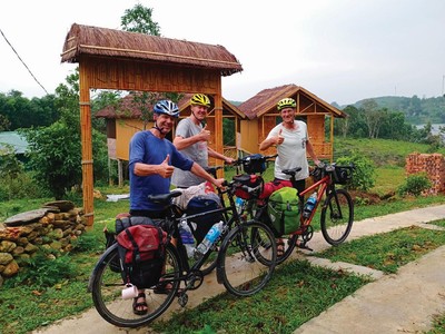 Du khách nước ngoài thích thú với các tour trải nghiệm farmstay. Ảnh: Thành 