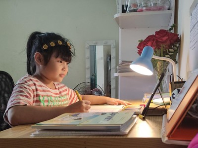 Việc học sinh phải học online tại nhà khiến bảo hiểm học sinh khó khai thác. Ảnh: Dũng Minh