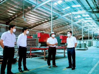 Phó Bí thư thường trực Tỉnh ủy Long An Nguyễn Thanh Hải (bìa phải) kiểm tra, khảo sát doanh nghiệp trở lại hoạt động sau dịch