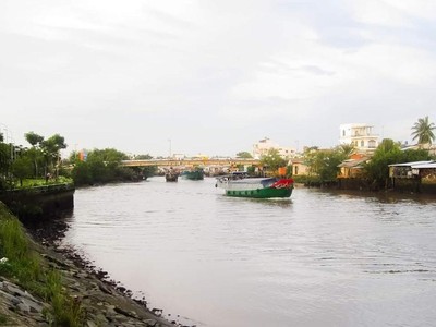 Cầu Mỏ Cày qua kênh Mỏ Cày - Bến Tre.