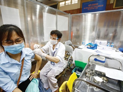 Bảo hiểm sức khỏe là dòng sản phẩm được phát triển mạnh trong mùa dịch. Ảnh: Dũng Minh