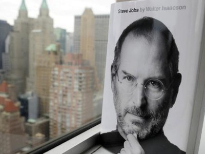 Tỷ phú Bill Gates nhận xét rằng Steve Jobs có tài năng thiên bẩm trong việc thu hút khán giả, ngay cả khi đang quảng cáo một sản phẩm nhạt nhẽo. Ảnh: AFP