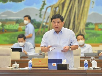 Bộ trưởng Bộ Kế hoạch và Đầu tư Nguyễn Chí Dũng báo cáo tại phiên họp. 